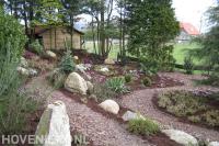 Landelijke tuin met hoogteverschil