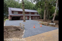 Oprit bestraten met betonklinkers
