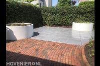 Bestrating van klinkers in waalformaat en keramische tegels