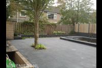 Straatwerk van grote natuurstenen tegels