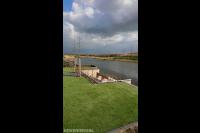 Tuin aan het water met gazon