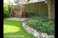 Tuin met schommelbank