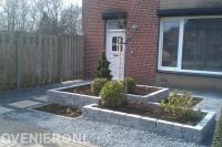 Onderhoudsarme voortuin met plantenbakken van stapelblokken 2