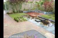 Strakke tuin met vijver, vlonder, gras en pergola 2