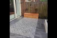 Sierbestrating met keramische tegels en mozaïektegels