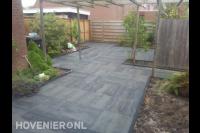 Tuinaanleg met bestrating en houten pergola