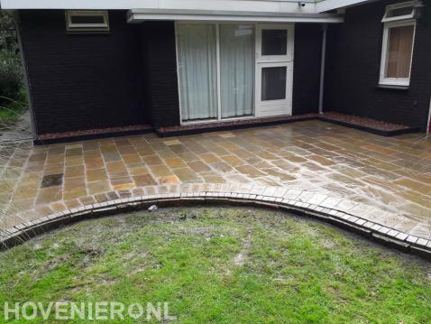 Terras aanleggen met natuursteen tegels