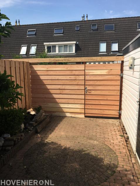 Houten schutting met tuinpoort