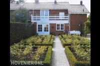 Achtertuin opgedeeld in vakken met buxushagen