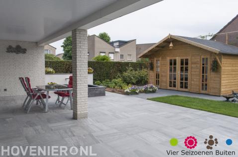 Tuin met terras van natuursteen, vijver en houten tuinhuis