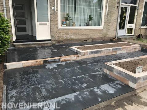 Onderhoudsarme voortuin met bestrating en plantenbakken