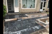 Onderhoudsarme voortuin met bestrating en plantenbakken