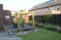 Houten pergola met schaduwdoek boven terras