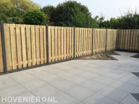 Hout beton schutting en bestrating met grote tuintegels