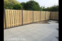 Hout beton schutting en bestrating met grote tuintegels
