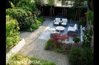 Terras van grote siertegels met tuinmeubels