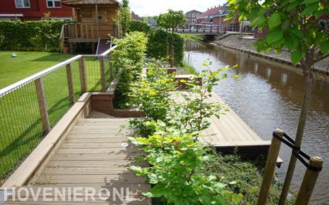 Houten vlonder langs water