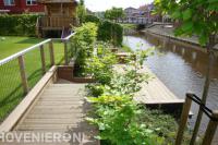 Houten vlonder langs water