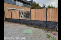 Hout beton schutting met een scherm van betongaas