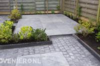 Terras van siertegels en bestrating van betonklinkers