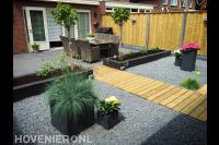 Onderhoudsvriendelijke achtertuin met terras, split en vlonder