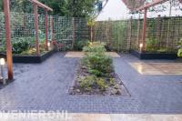 Tuin met bestrating, plantenbakken en houten pergola's