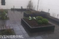 Verhoogde borders en bestrating van betontegels