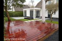 Moderne tuin met hardhouten vlonder, split en witte siertegels 2