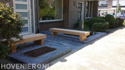 Onderhoudsarme voortuin met maatwerk houten bankjes