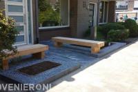 Onderhoudsarme voortuin met maatwerk houten bankjes