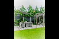 Pergola met schaduwdoek en schommel bij terras
