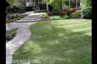 Tuinaanleg met graszoden en bestrating van en trap van waaltjes