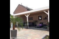 Houten overkapping met loungeset 1