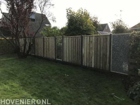 Hout beton schutting met schermen van betongaas