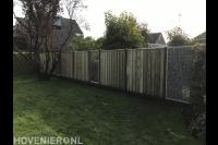Hout beton schutting met schermen van betongaas