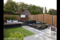 Tuinaanleg met vijver, bestrating, kunstgras en schutting 1