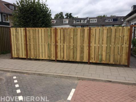 Houten schutting plaatsen