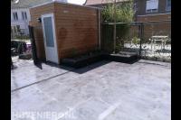 Bestrating van natuursteen tegels met goot