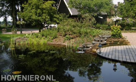 Waterloop naar vijver met vlonder