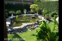 Vijver met zijkanten van rotsblokken