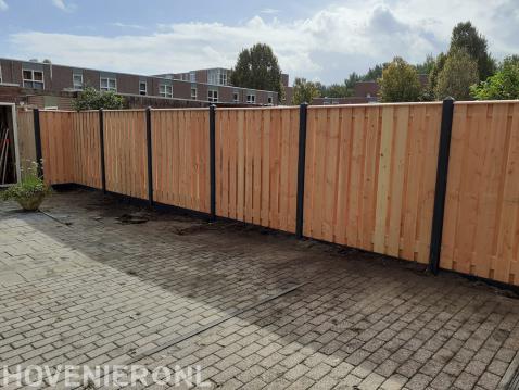 Hout beton schutting plaatsen