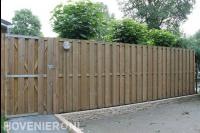 Houten schutting met tuinpoort
