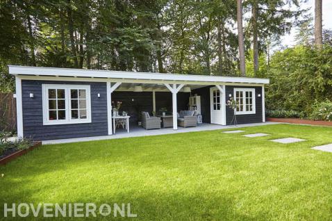 Grote veranda met schuurtjes