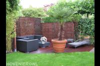 Zithoek met hardhouten vlonder, loungeset en palmboom