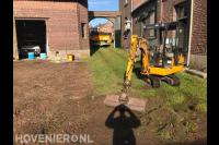 Oud gazon verwijderen met minigraver