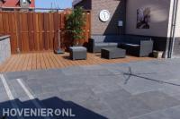 Moderne tuin met hardhouten schutting, vlonder en siertegels 2