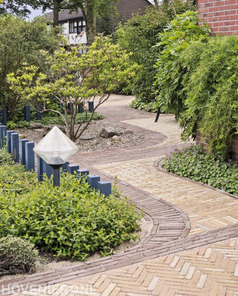 Sierbestrating van gebakken klinkers in voortuin