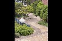 Sierbestrating van gebakken klinkers in voortuin