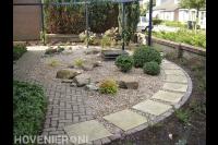 Rotstuin met waterornament en pergola