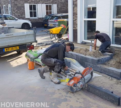 Voortuin bestraten en plantenbakken maken